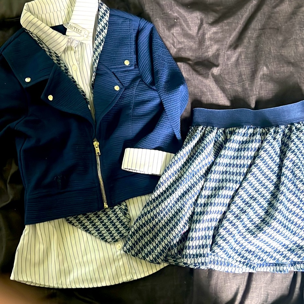 The Cutest Girls Outfit, EVER! Like New, My daughter only wore it 4 school pics